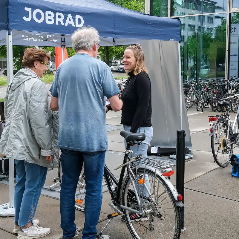Ein älteres Paar spendet ein Fahrrad bei der Fahrradsammelaktion