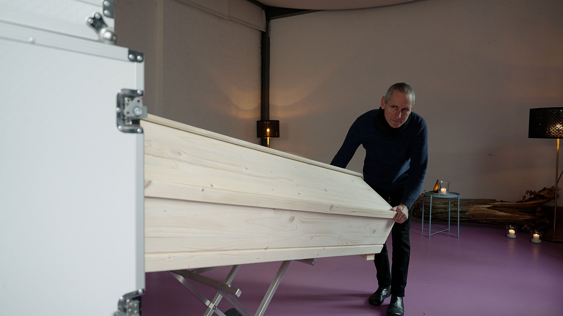 Dahlfeld lädt einen Sarg ins Bestattungsrad